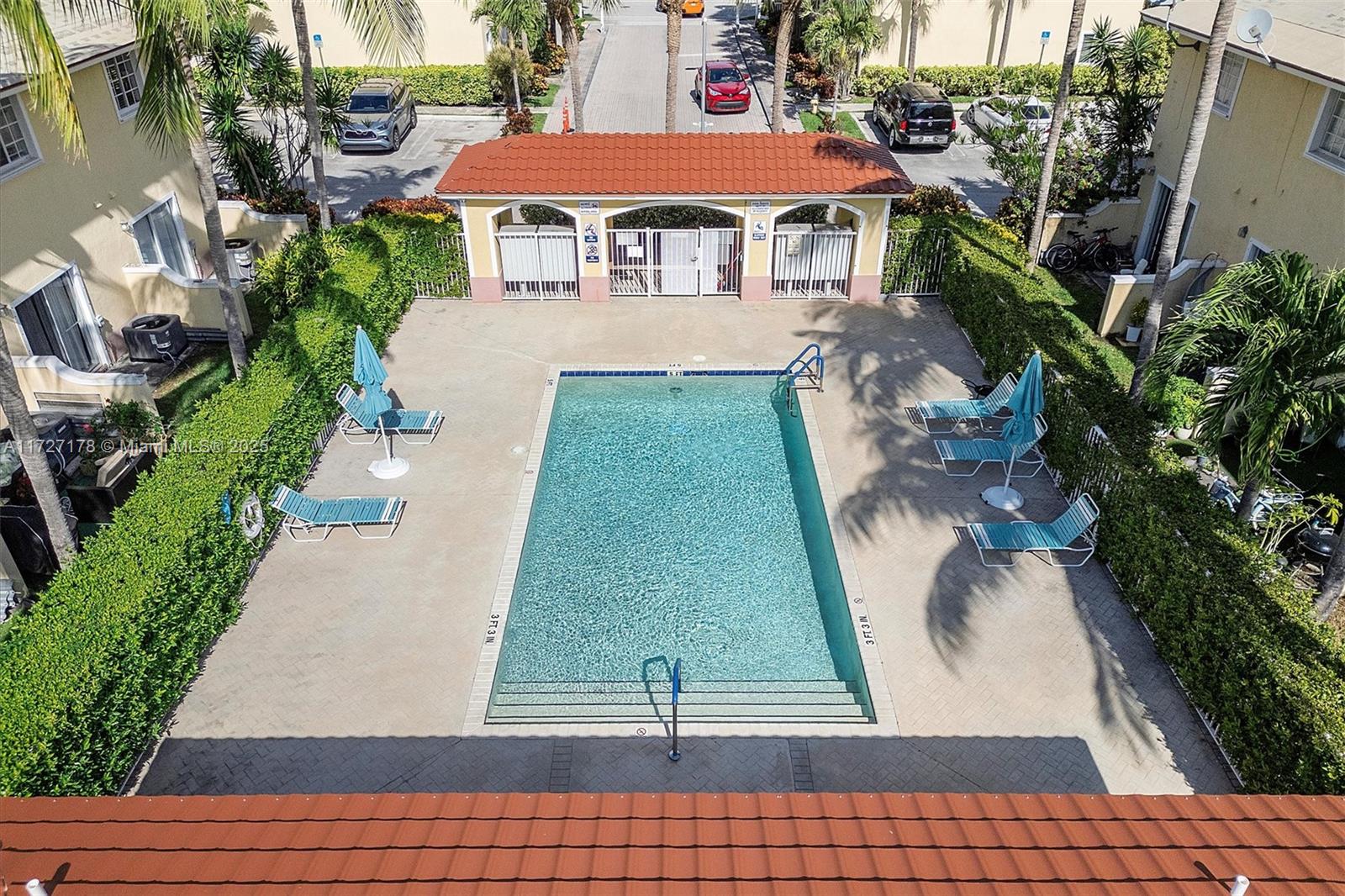 AQUA VISTA TOWNHOMES COND - Residential