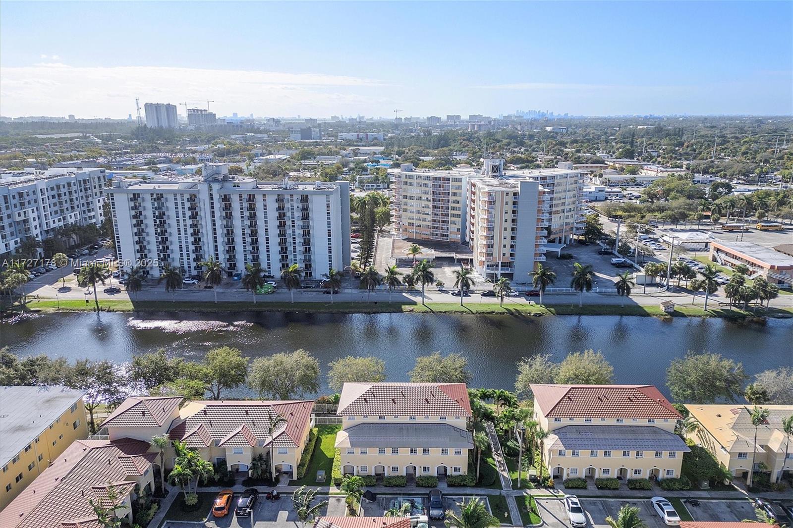 AQUA VISTA TOWNHOMES COND - Residential