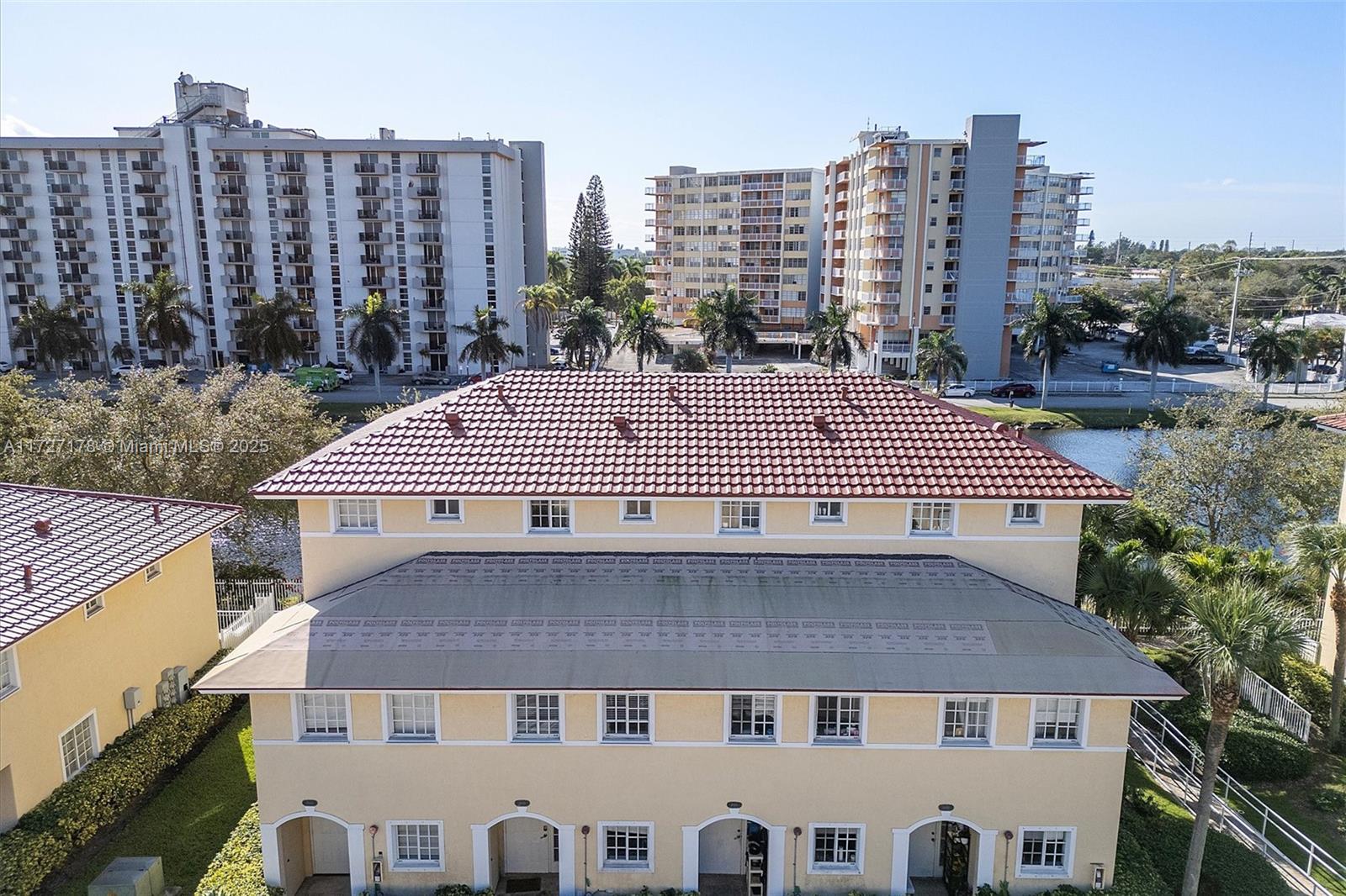 AQUA VISTA TOWNHOMES COND - Residential
