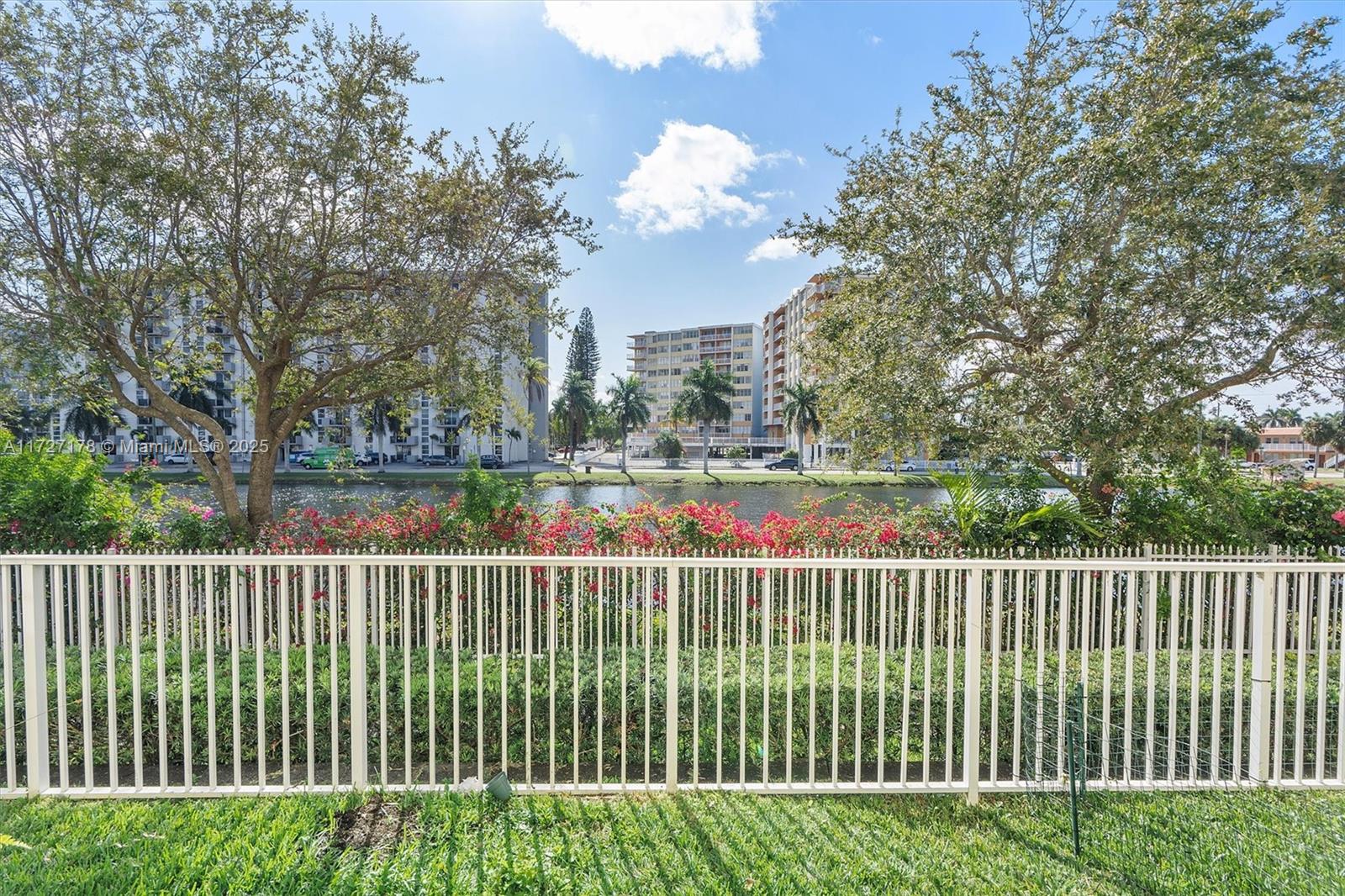 AQUA VISTA TOWNHOMES COND - Residential