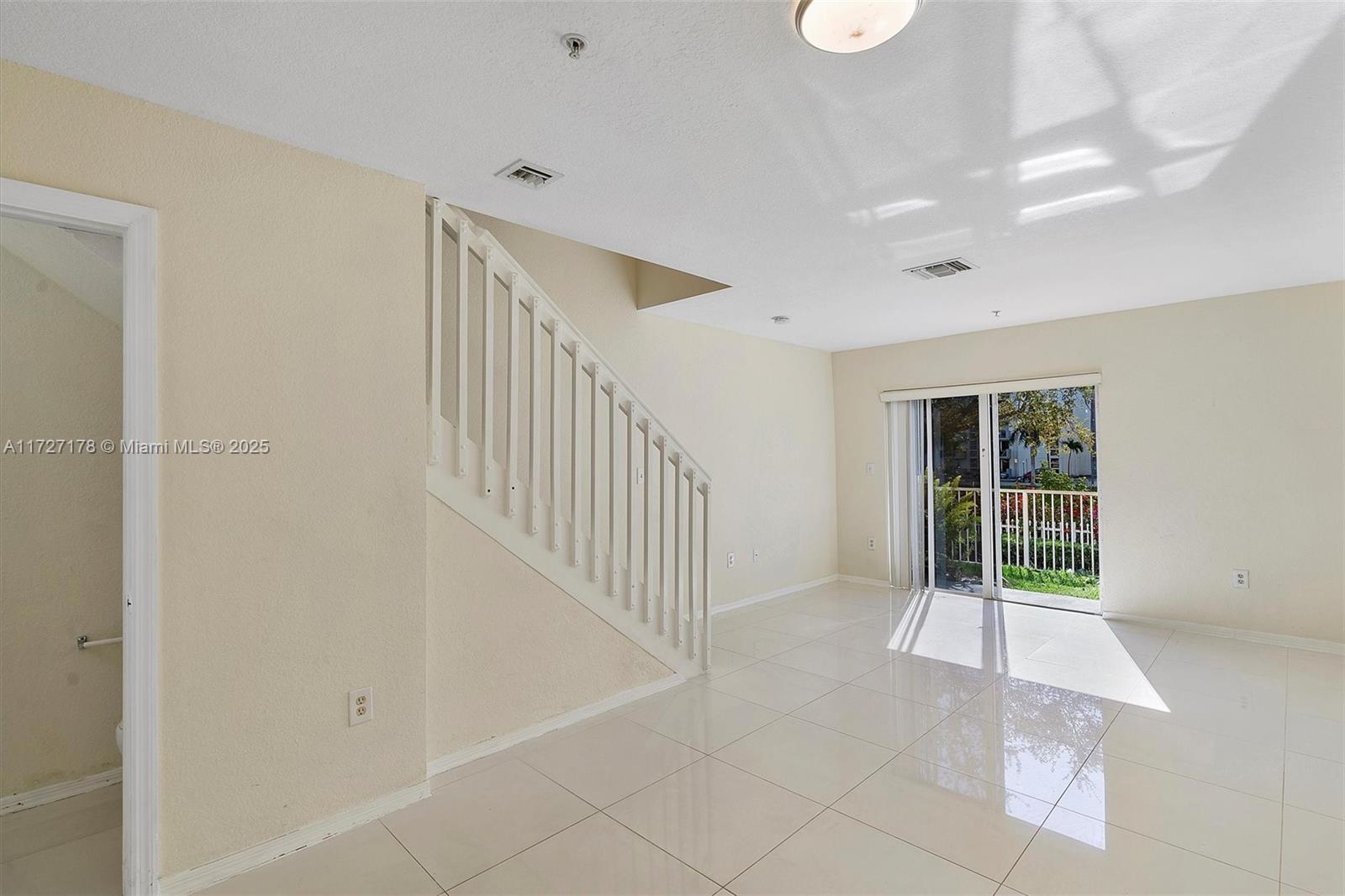 AQUA VISTA TOWNHOMES COND - Residential