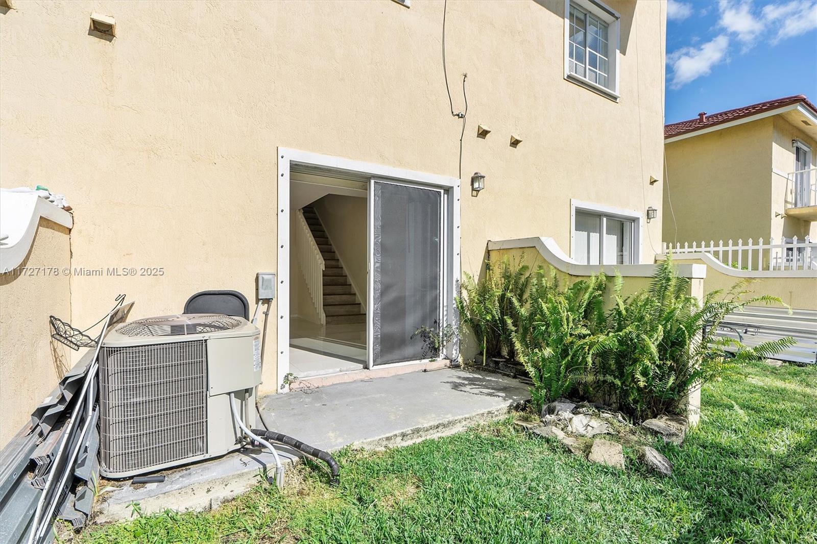 AQUA VISTA TOWNHOMES COND - Residential