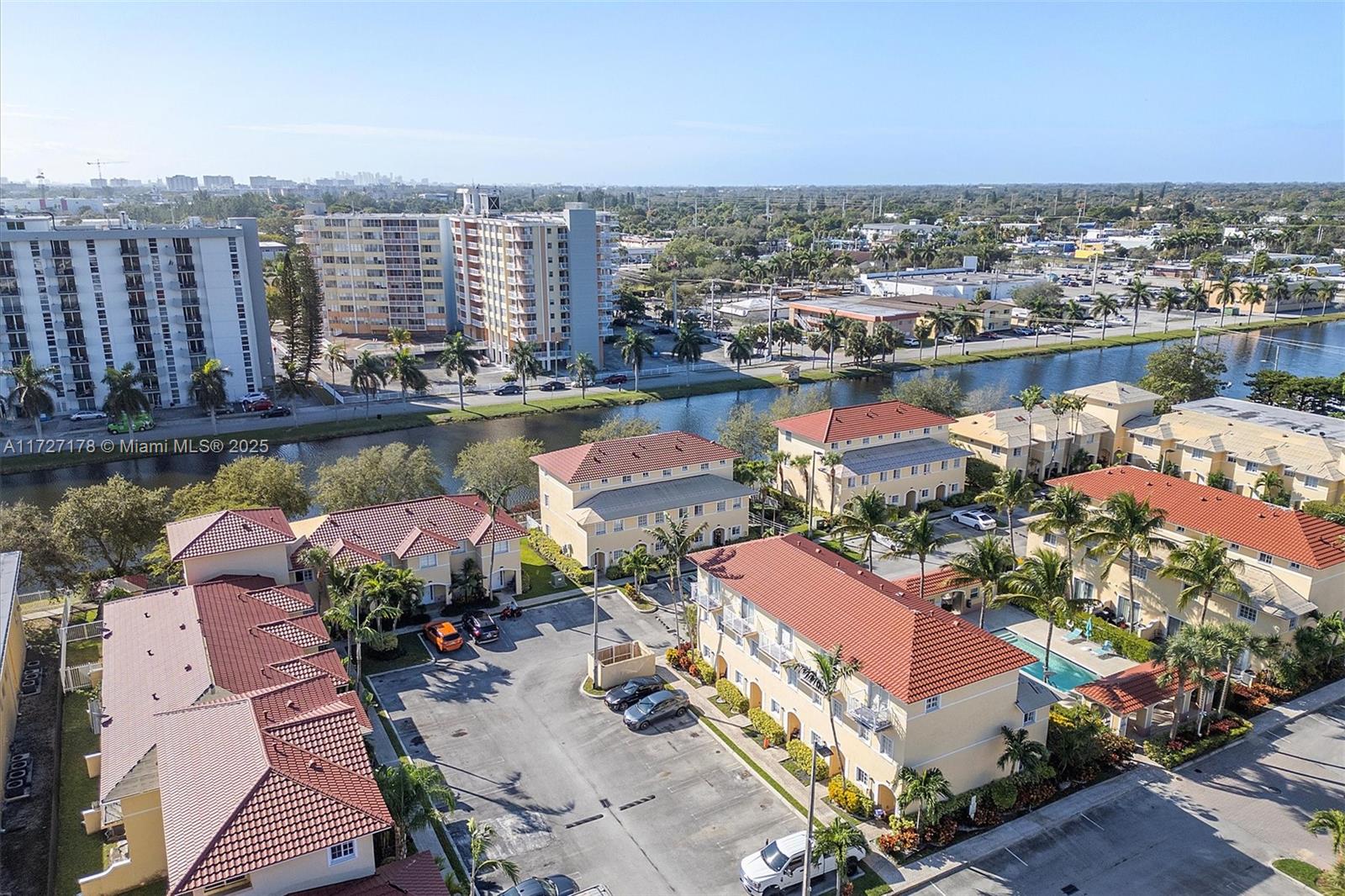 AQUA VISTA TOWNHOMES COND - Residential