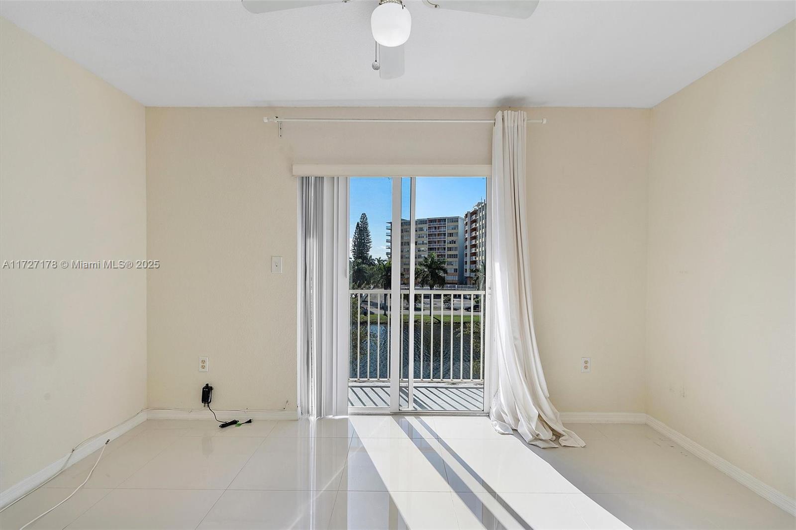 AQUA VISTA TOWNHOMES COND - Residential