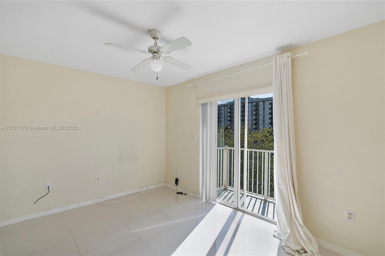 AQUA VISTA TOWNHOMES COND - Residential