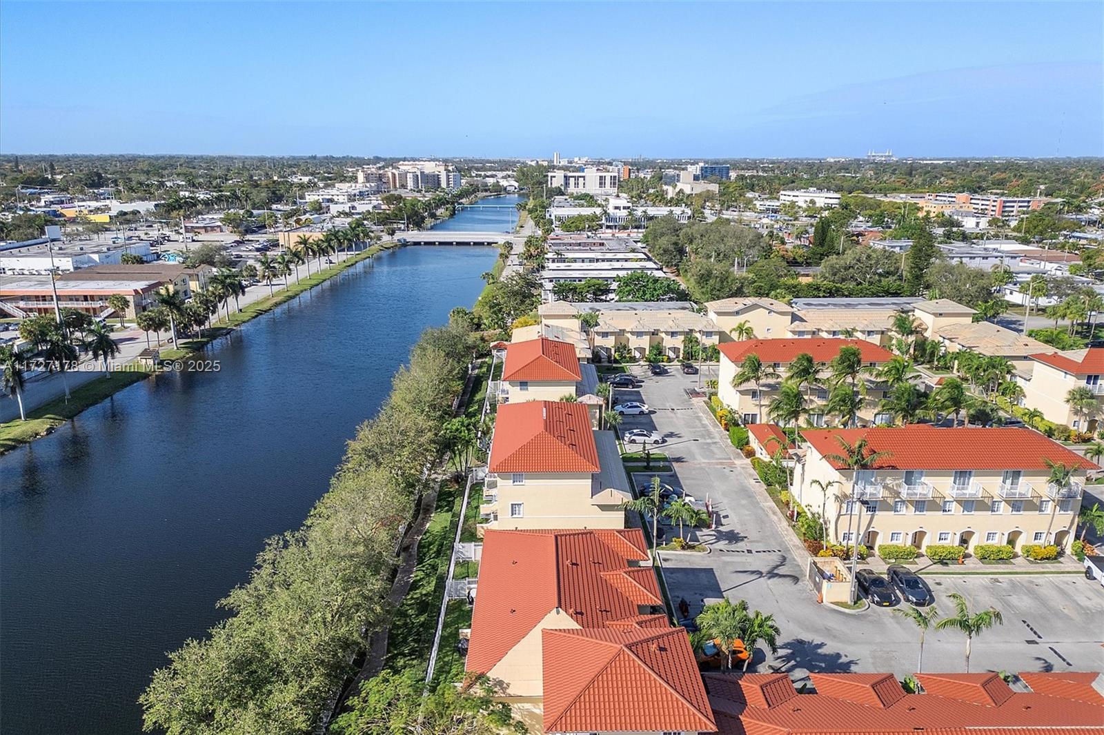 AQUA VISTA TOWNHOMES COND - Residential