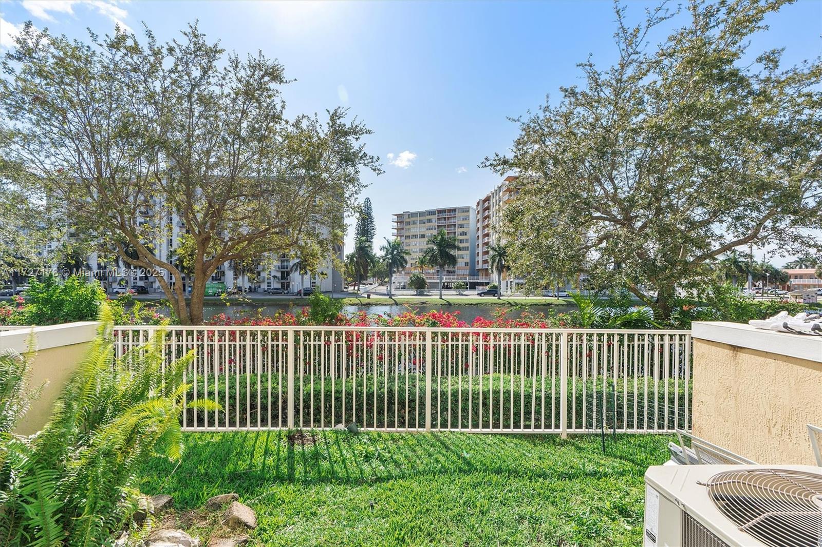 AQUA VISTA TOWNHOMES COND - Residential