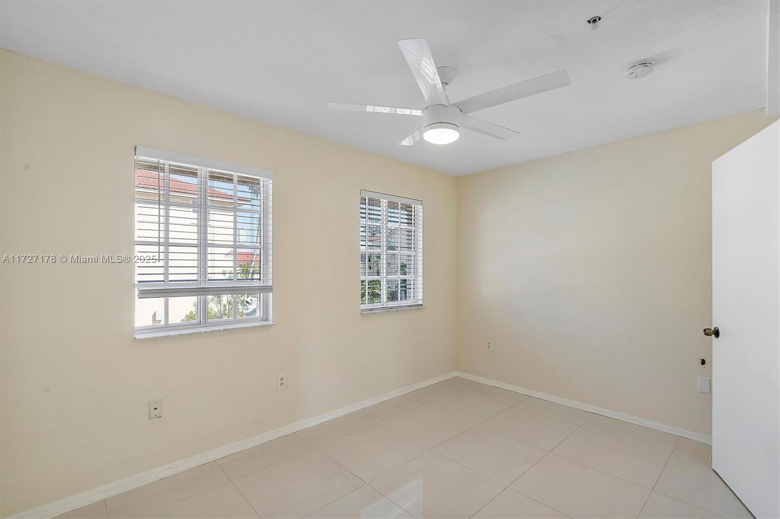AQUA VISTA TOWNHOMES COND - Residential