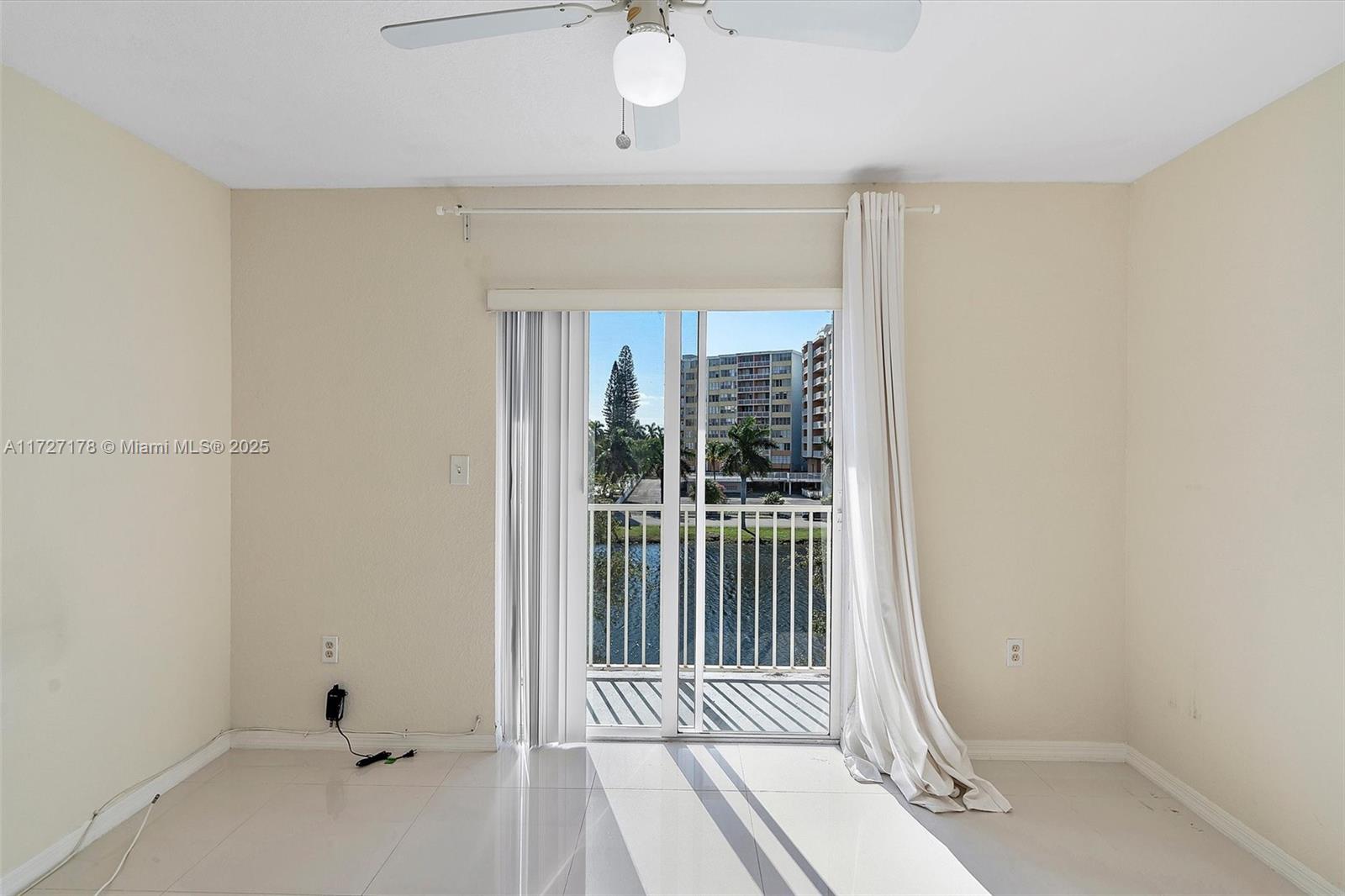 AQUA VISTA TOWNHOMES COND - Residential
