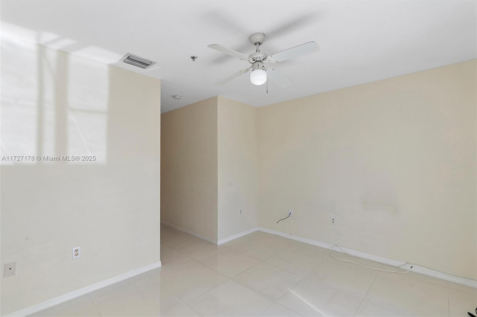 AQUA VISTA TOWNHOMES COND - Residential