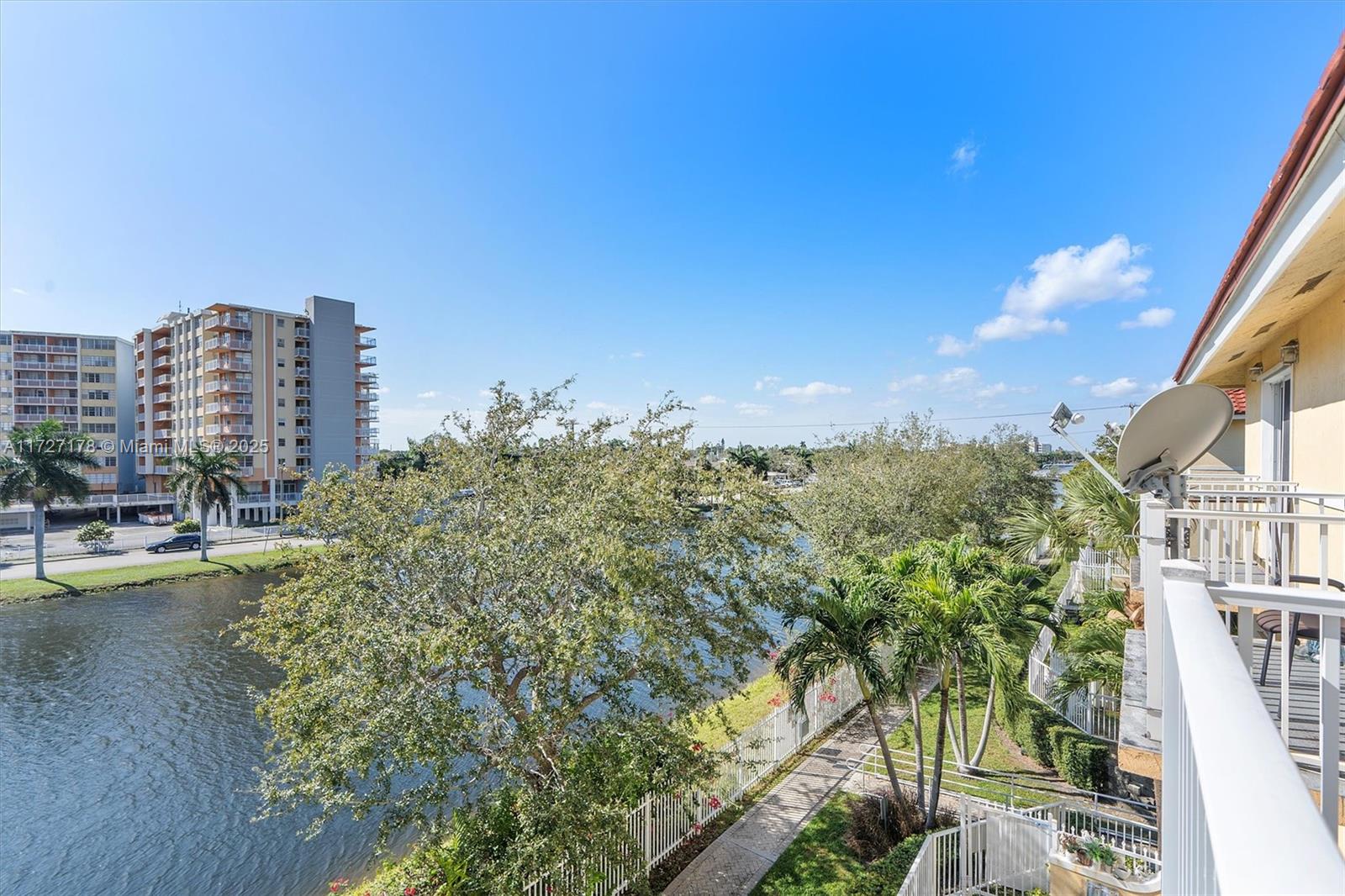 AQUA VISTA TOWNHOMES COND - Residential