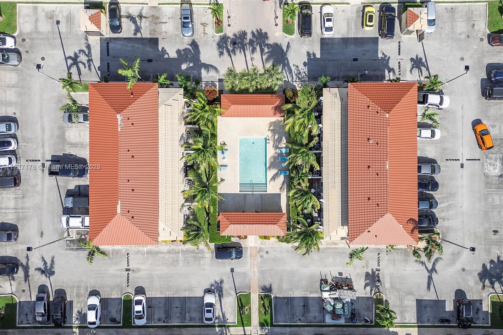 AQUA VISTA TOWNHOMES COND - Residential