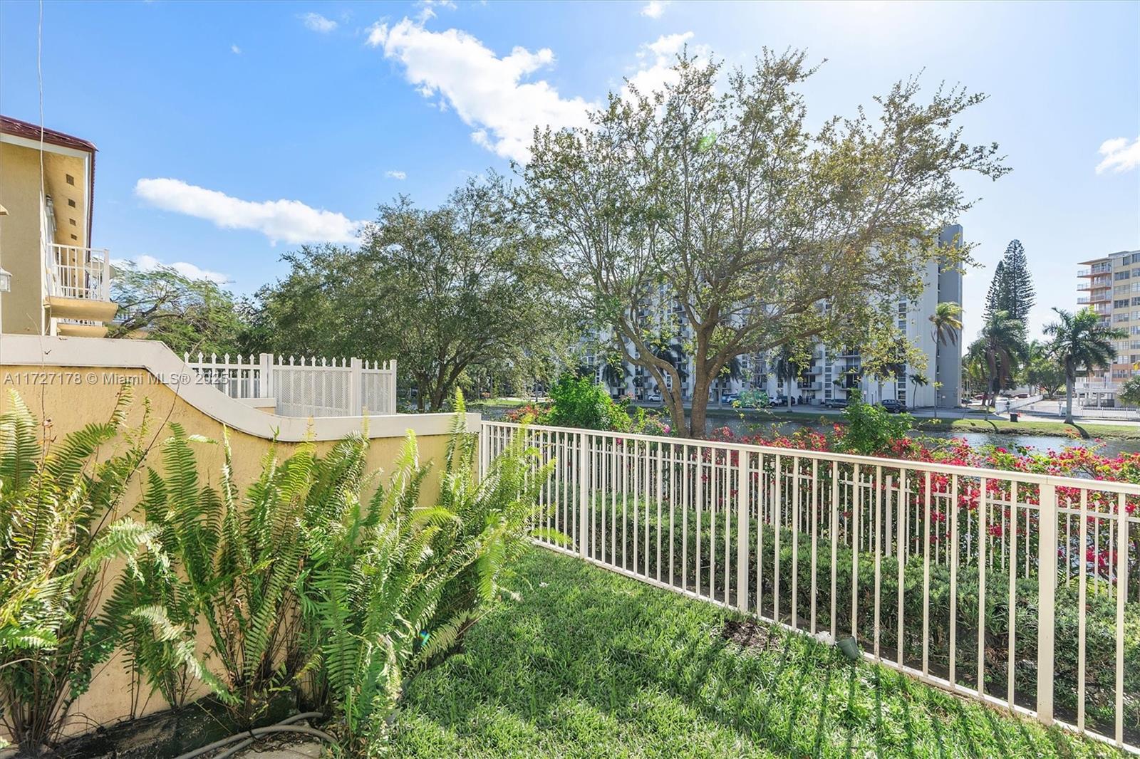 AQUA VISTA TOWNHOMES COND - Residential