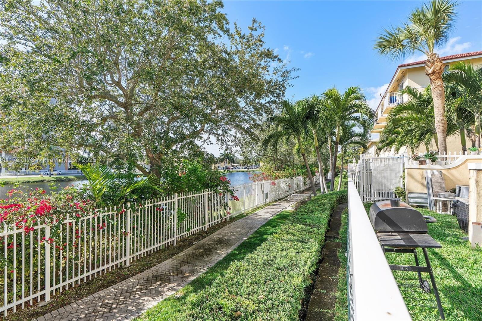 AQUA VISTA TOWNHOMES COND - Residential