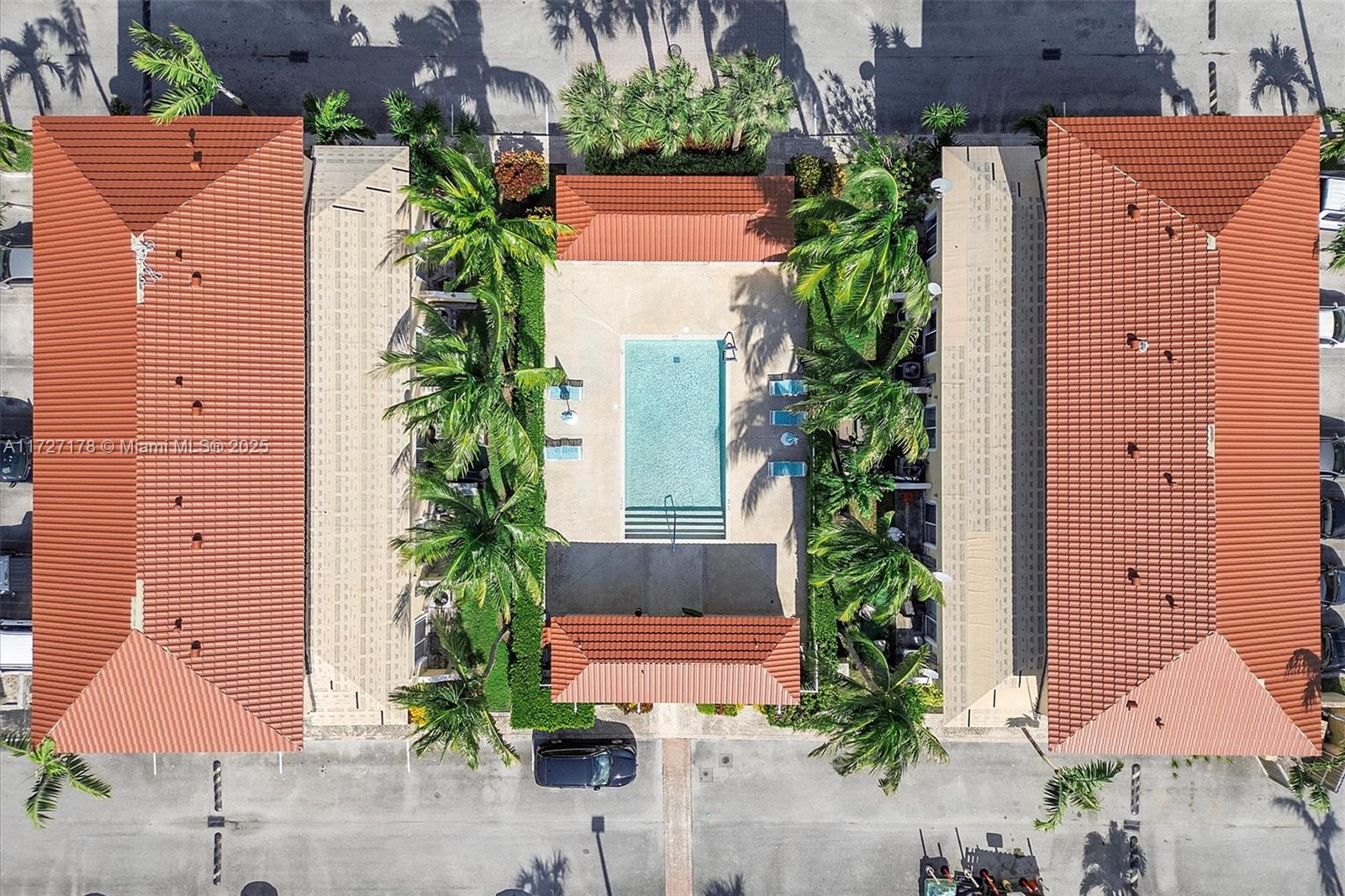AQUA VISTA TOWNHOMES COND - Residential
