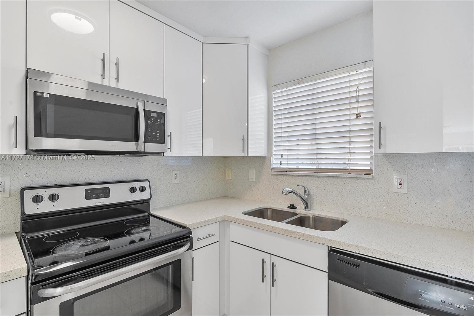AQUA VISTA TOWNHOMES COND - Residential