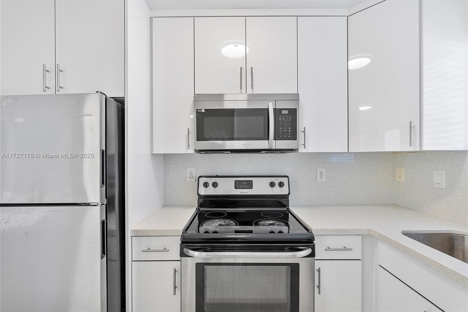 AQUA VISTA TOWNHOMES COND - Residential