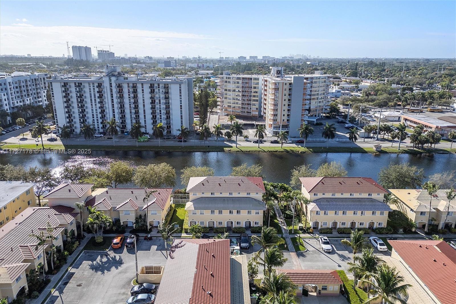 AQUA VISTA TOWNHOMES COND - Residential
