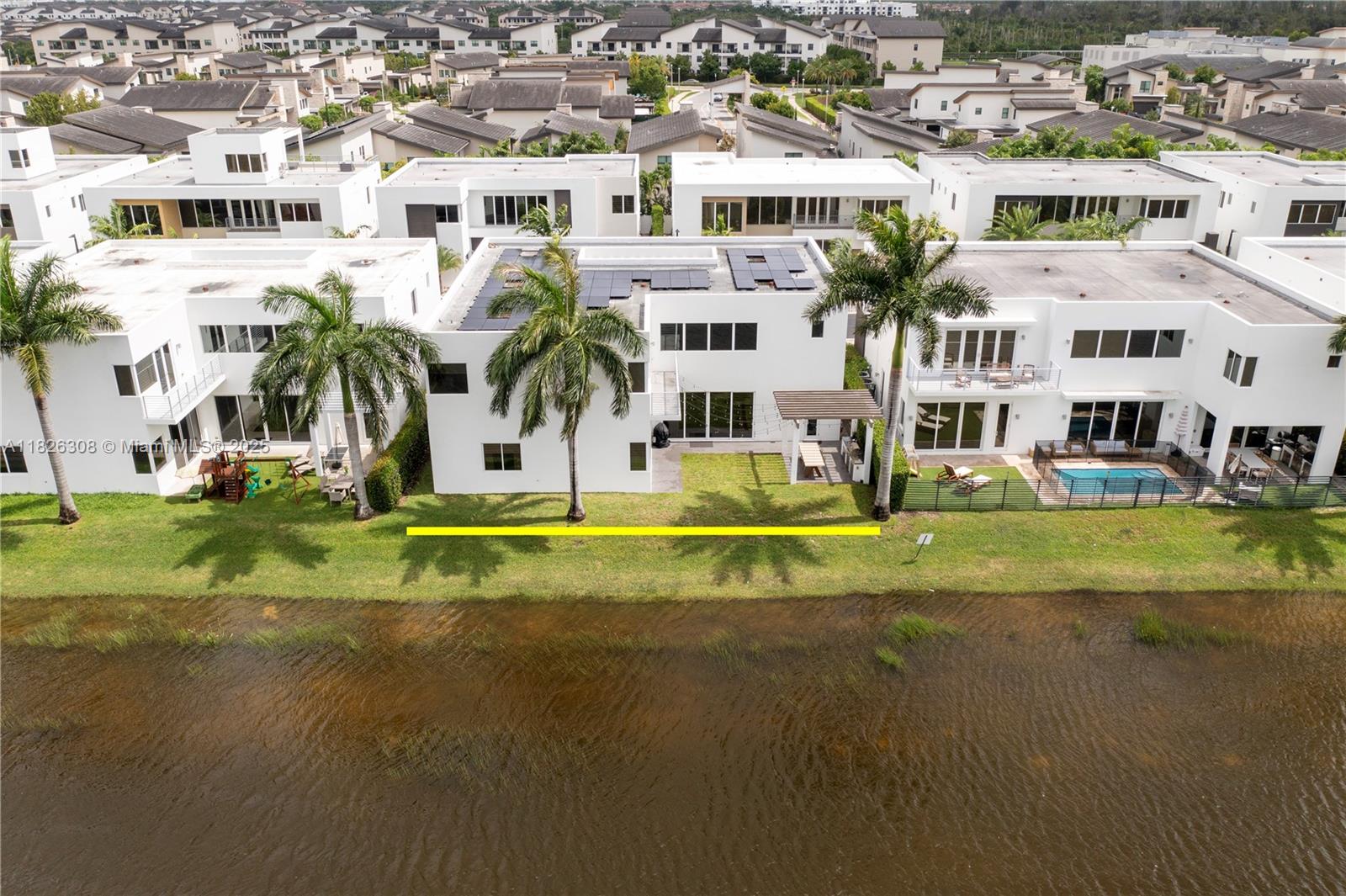 10272 NW 75th Ter, Doral, FL, 33178/$2,399,000 2 10272 NW 75th Ter