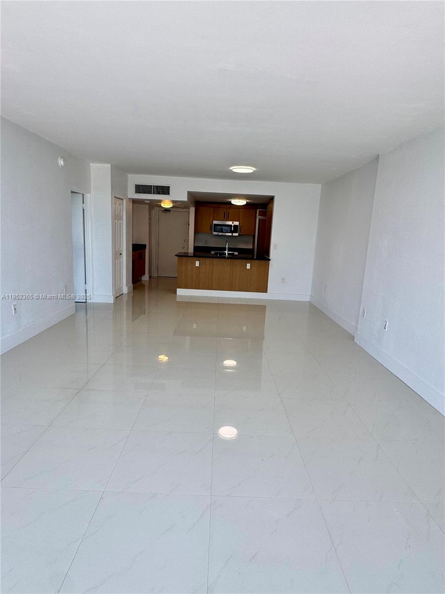 10275 Collins Ave 316
