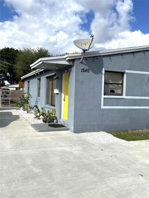 Photo of Hollywood, FL 33024 (MLS # A11941598)