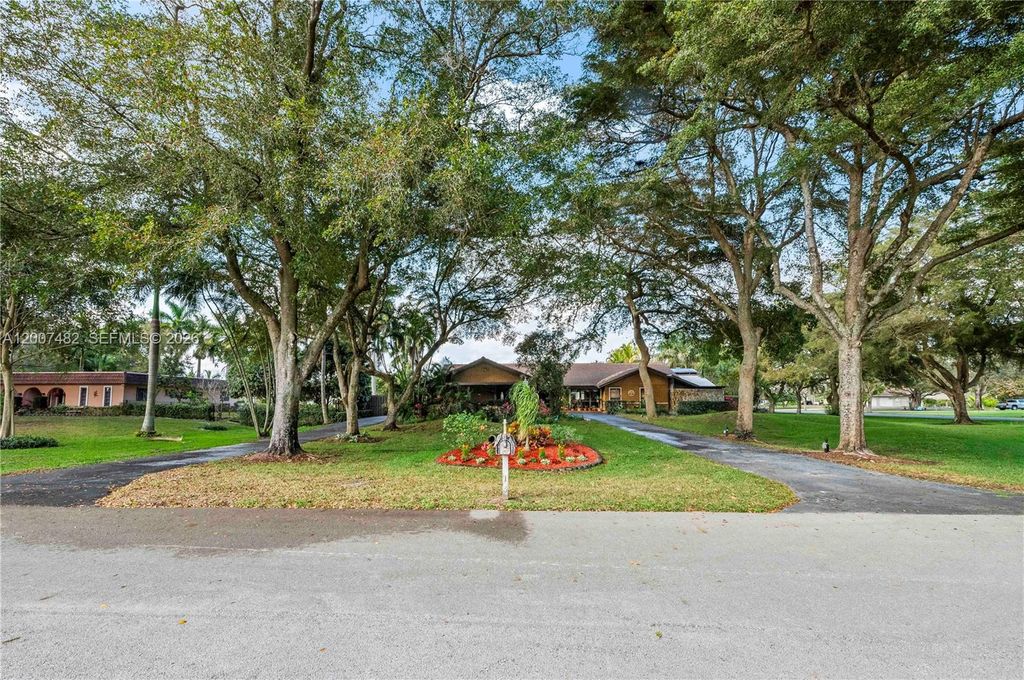 Photo of 10651 SW 27th St, Davie, FL 33328 (MLS # A12007482)