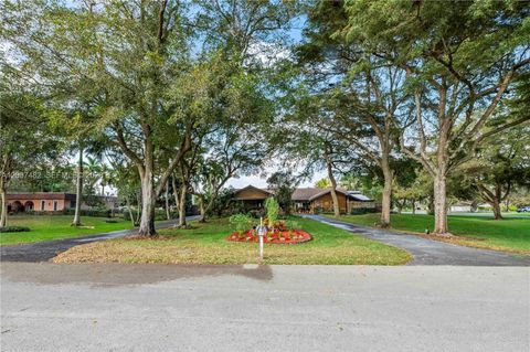 Photo of 10651 SW 27th St, Davie, FL 33328 (MLS # A12007482)