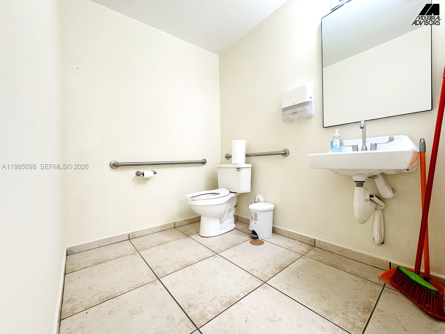 Main image without alt text