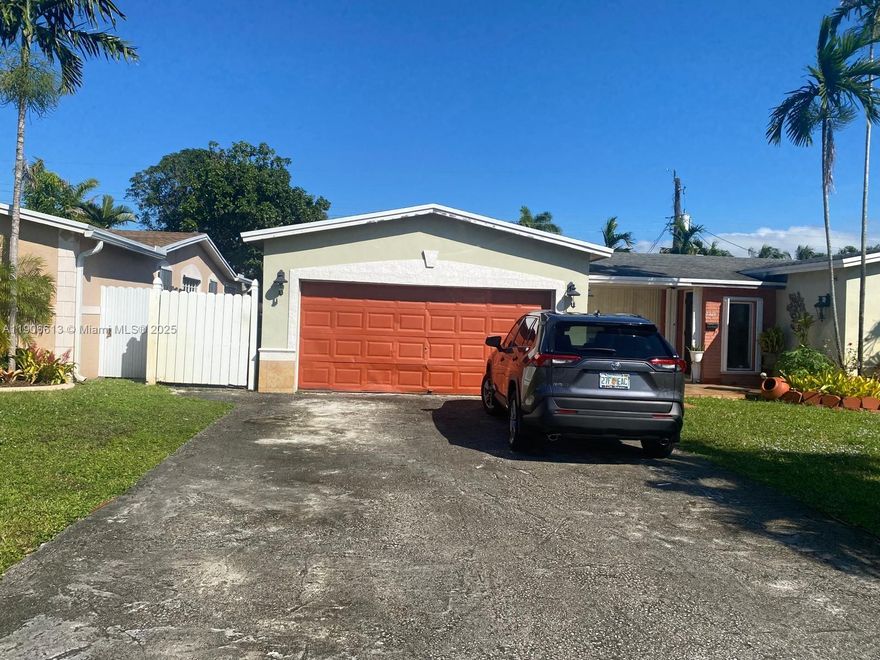 Beautiful and cozy 1 bedroom and 1 bath with huge living area and kitchen. Overlooking a nice  garden with exotic peaceful tree.