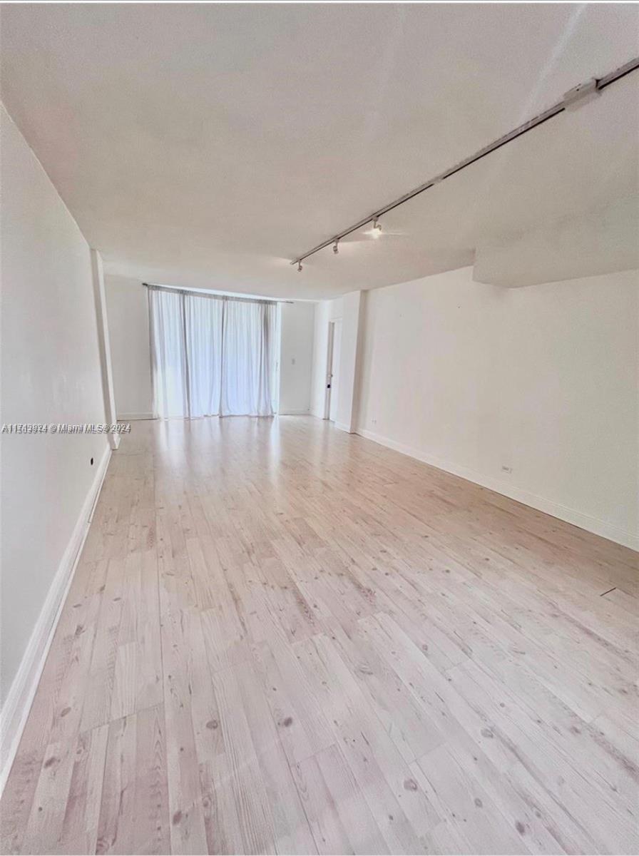 EASTERN SHORES WHITE HOUS - Residential