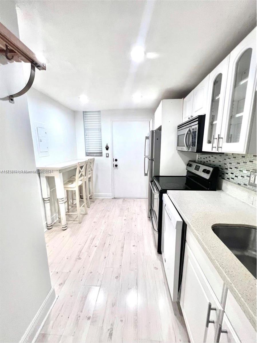 EASTERN SHORES WHITE HOUS - Residential