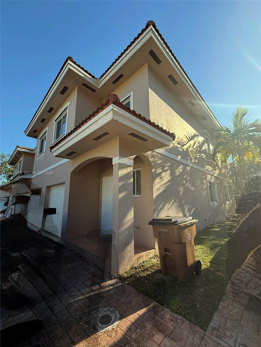 Charming 3 bed, 2.5 bath townhouse near Promenade in Deerfield Beach!  Granite countertops & stainless steel appliances.