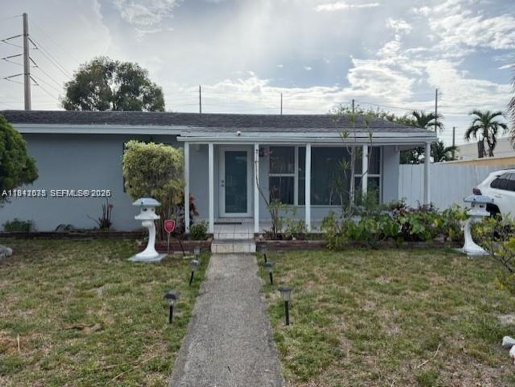 Photo of 804 N 20th Ct, Hollywood, FL 33020 (MLS # A11941575)