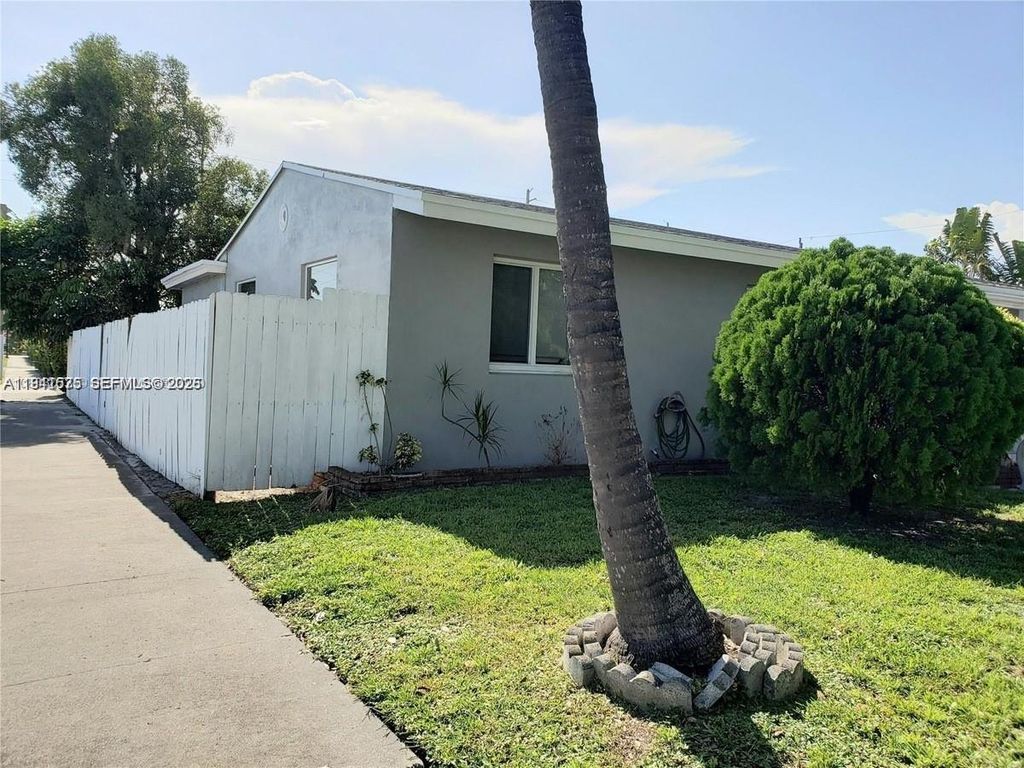 Photo of 804 N 20th Ct, Hollywood, FL 33020 (MLS # A11941575)