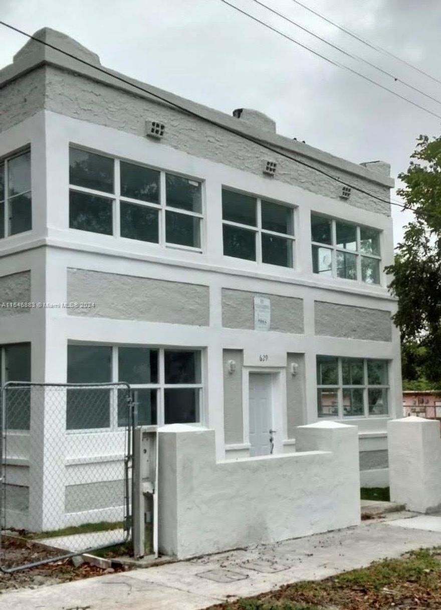 Beautifully renovated Duplex with with 4-bedrooms, 4-bathrooms each unit. Boasting fresh paint, new appliances and a modern spacious kitchen. Washer and Dryer inside the building. Close to Downtown West Palm Beach, and the historic charm of the Northwood Historic District.