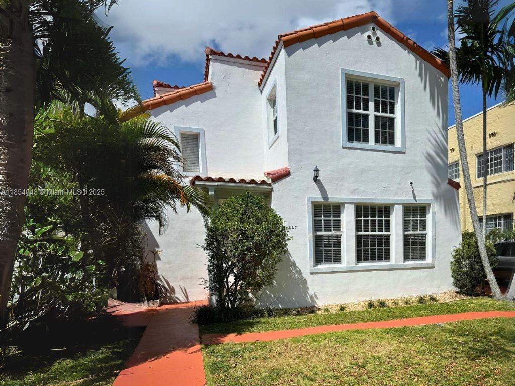 Beautiful Spanish Style 1b/1b apartment located on the 2nd floor in the heart of Coral Gables. Apartment features,
remolded kitchen with SS appliances, remolded bathroom, walk-in closet, balcony, hurricane impact widows, and
much more. Located within walking distance to laundry facilities. Rental includes water & sewer. Street parking
available. Max occupancy of 1. No smoking or pets permitted in the premises. Enjoy the proximity to Miracle Mile, Venetian pools, Merrick Park, golf, restaurants, shopping and more. Schedule a viewing now before it’s gone!