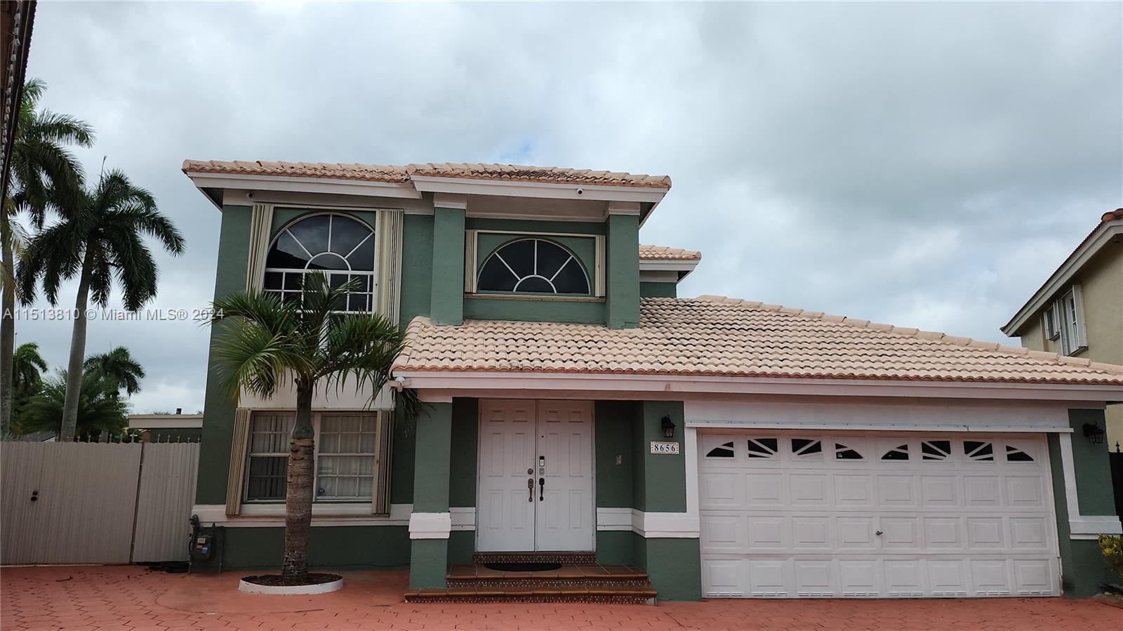 WONDERFUL POOL HOME WITH 5 BEDROOMS AND 3.5 BATHS, MASTER BEDROOM WITH SEPARATE SOAKING TUB AND SHOWER, 2 WALKIN CLOSETS AND ADDITIONAL BEDROOM AND FULL BATH ON THE FIRST FLOOR. POOL WITH COVERED PATIO FOR ENTERTAINING AND FAMILY TIME. ALL TILE, UPDATED APPLIANCES WITH A CHEF GAS STOVE, GATED COMMUNITY, GREAT SCHOOLS, SHOPPING AND TRANSPORTATION. EASY TO SHOW.