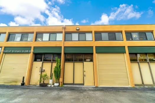 An excellent opportunity to launch your business or set up a professional office! This space has been completely remodeled, offering a clean and modern presentation. It features:Bright interiors with plenty of natural light
Private bathroom,Fully air-conditioned throughout,Freshly painted walls,Parking available on-site,Perfect for administrative offices, organized storage space, or any business looking for a comfortable and professional setting from day one.
Don’t miss this chance to grow your business in a ready-to-move-in space!