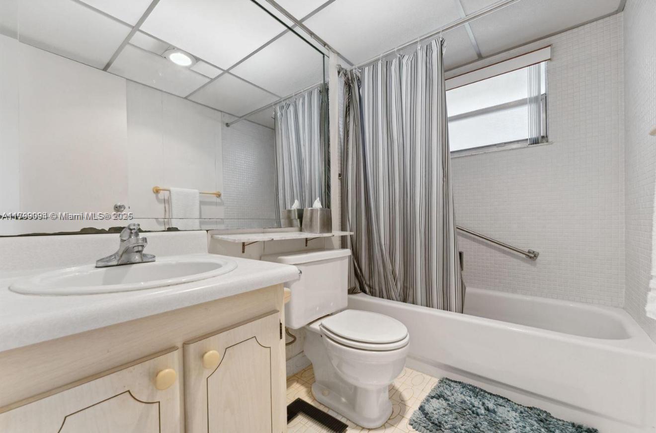 KINGS POINT SAXONY CONDOS - Residential