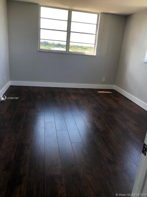 THREE HORIZONS SOUTH COND - Residential