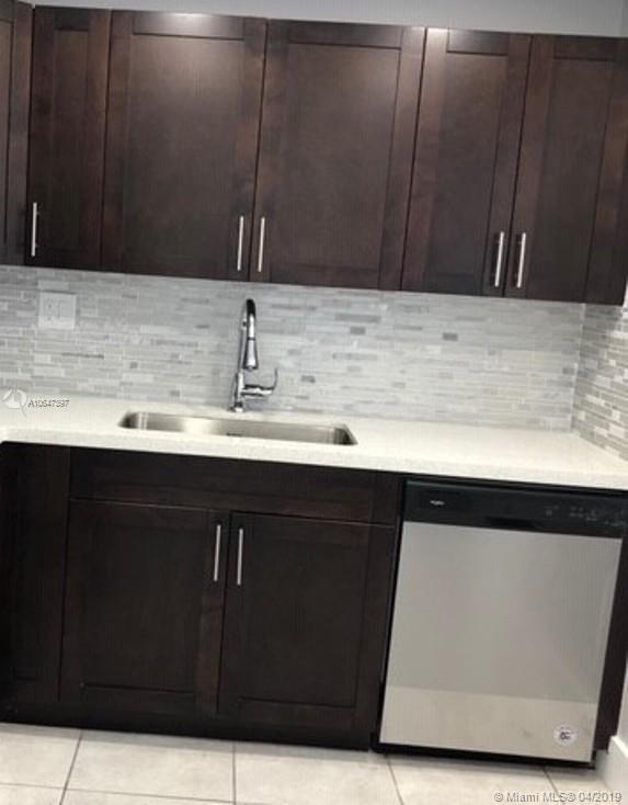 THREE HORIZONS SOUTH COND - Residential