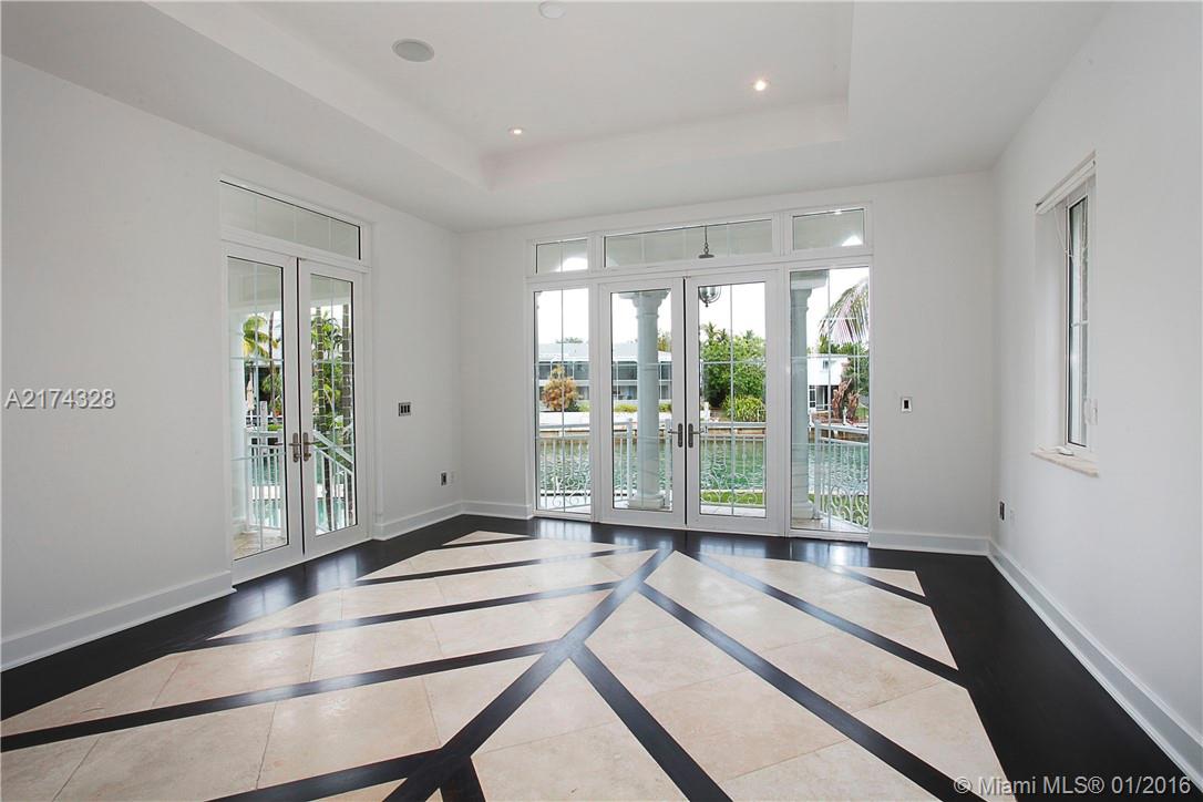 SMUGGLERS COVE - Residential