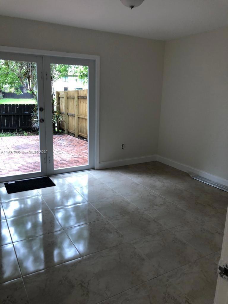 SNAPPER CREEK TOWNHOUSES - Residential Lease