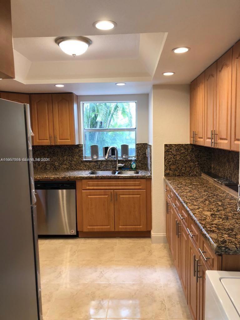 SNAPPER CREEK TOWNHOUSES - Residential Lease