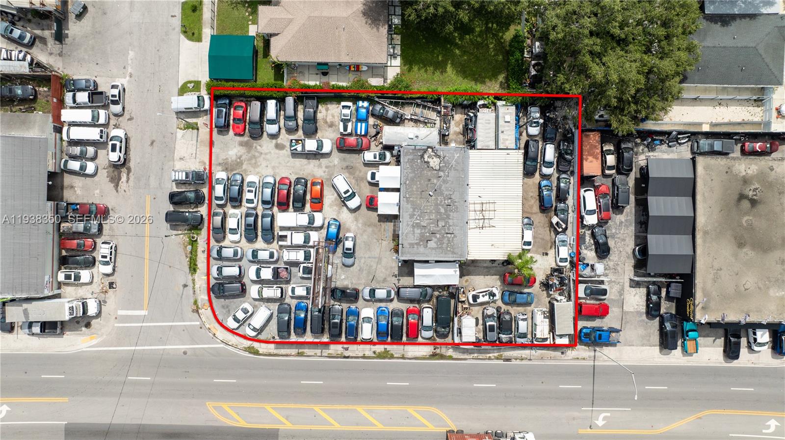 Main image without alt text