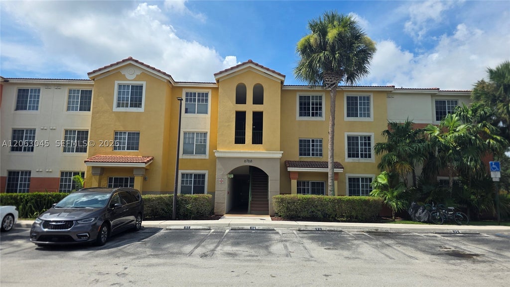 Photo of 6768 Heritage Grande #7208, Boynton Beach, FL 33437 (MLS # A12063045)