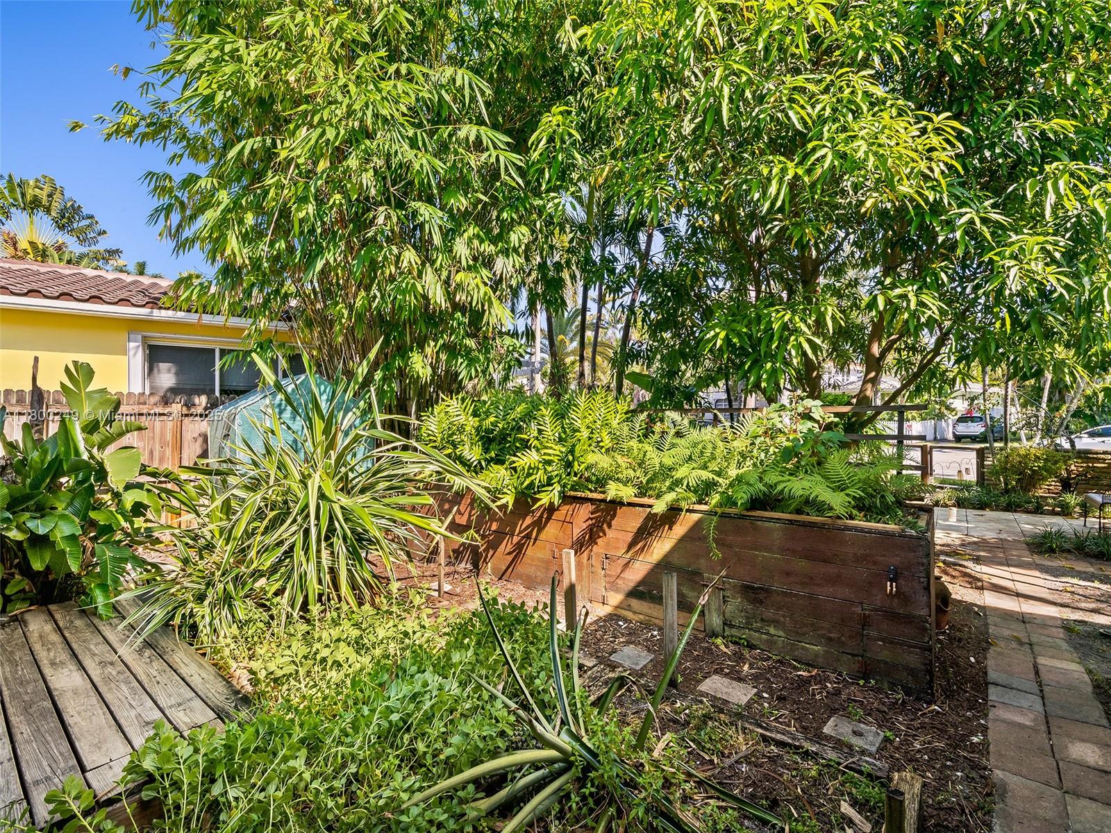 1519 Harrison St, Hollywood, FL, 33020/$1,049,900 3 1519 Harrison St