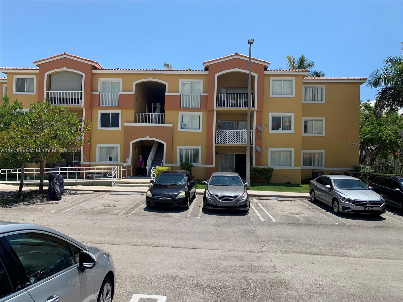 20850 Sw 87th Ave 102, Cutler Bay, Miami-Dade County, Florida - 3 Bedrooms  
2 Bathrooms - 