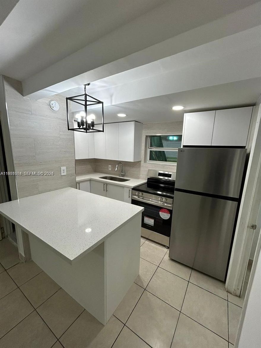 Beautiful renovated Unit in a Triplex with 2 bedrooms and 1 Bathroom in the heart of Miami! New kitchen, new
bathroom, new AC, freshly painted, Stainless steel appliances and a backyard. Close to Airport. Near to Midtown
Miami and Wynwood.