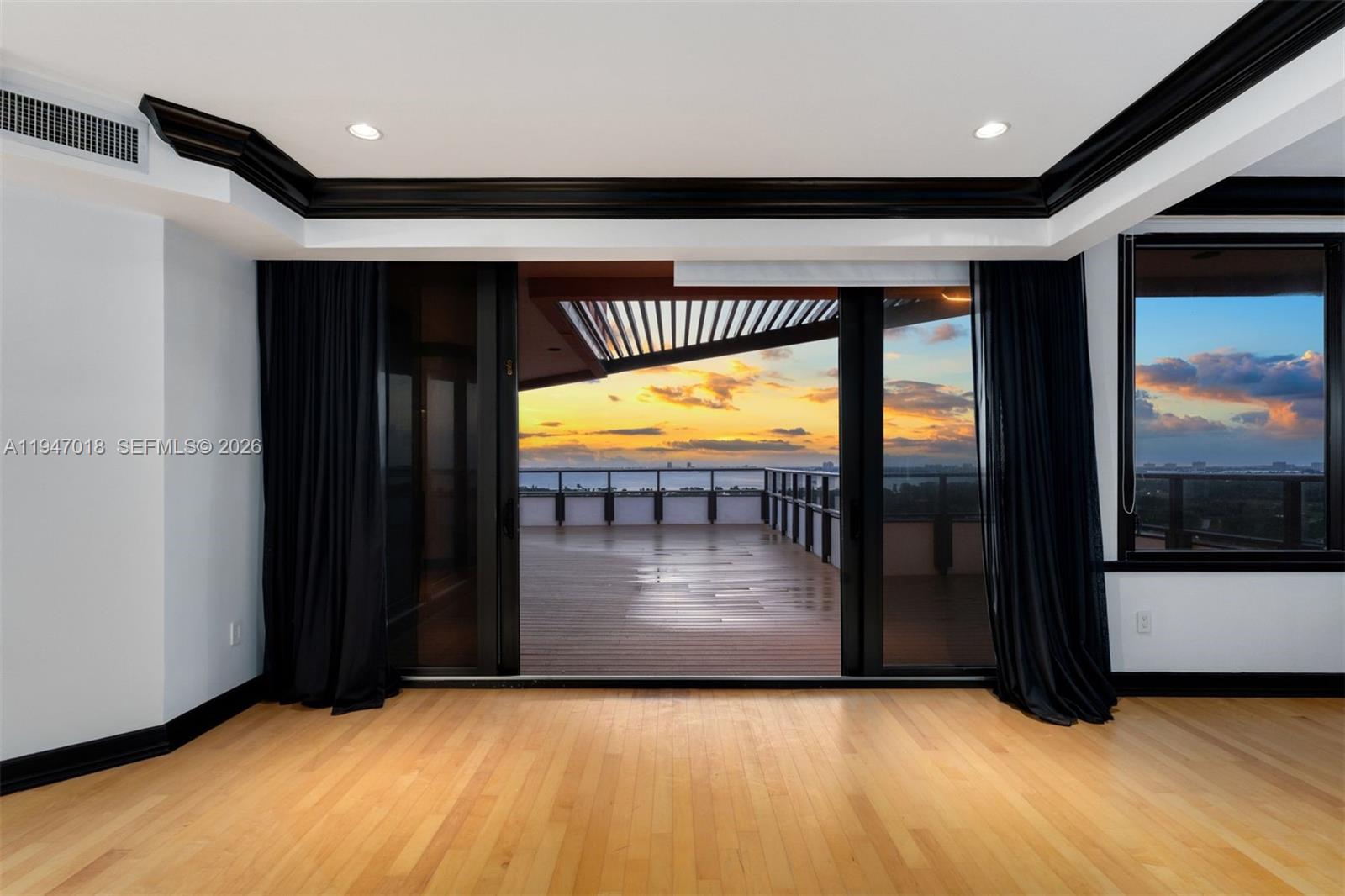 THE ALEXANDER CONDO - Residential